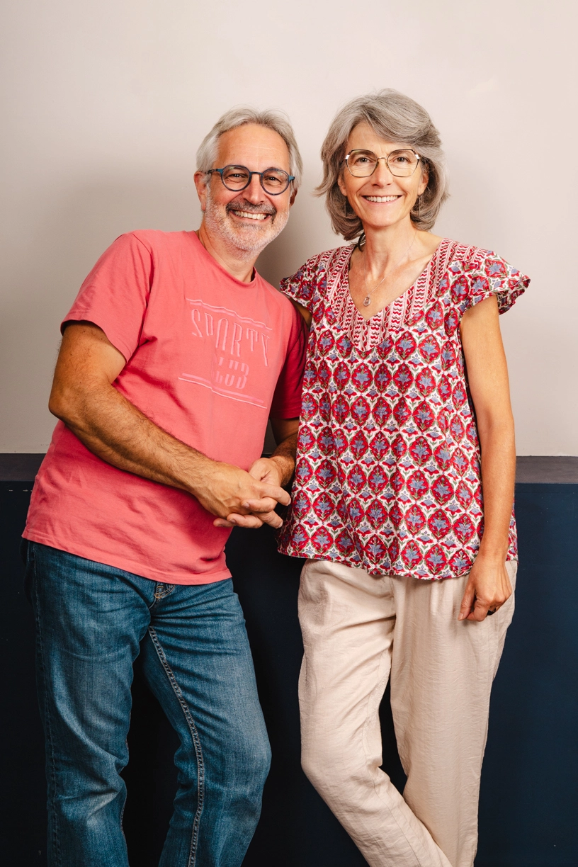 Duo de photographes de mariage au studio