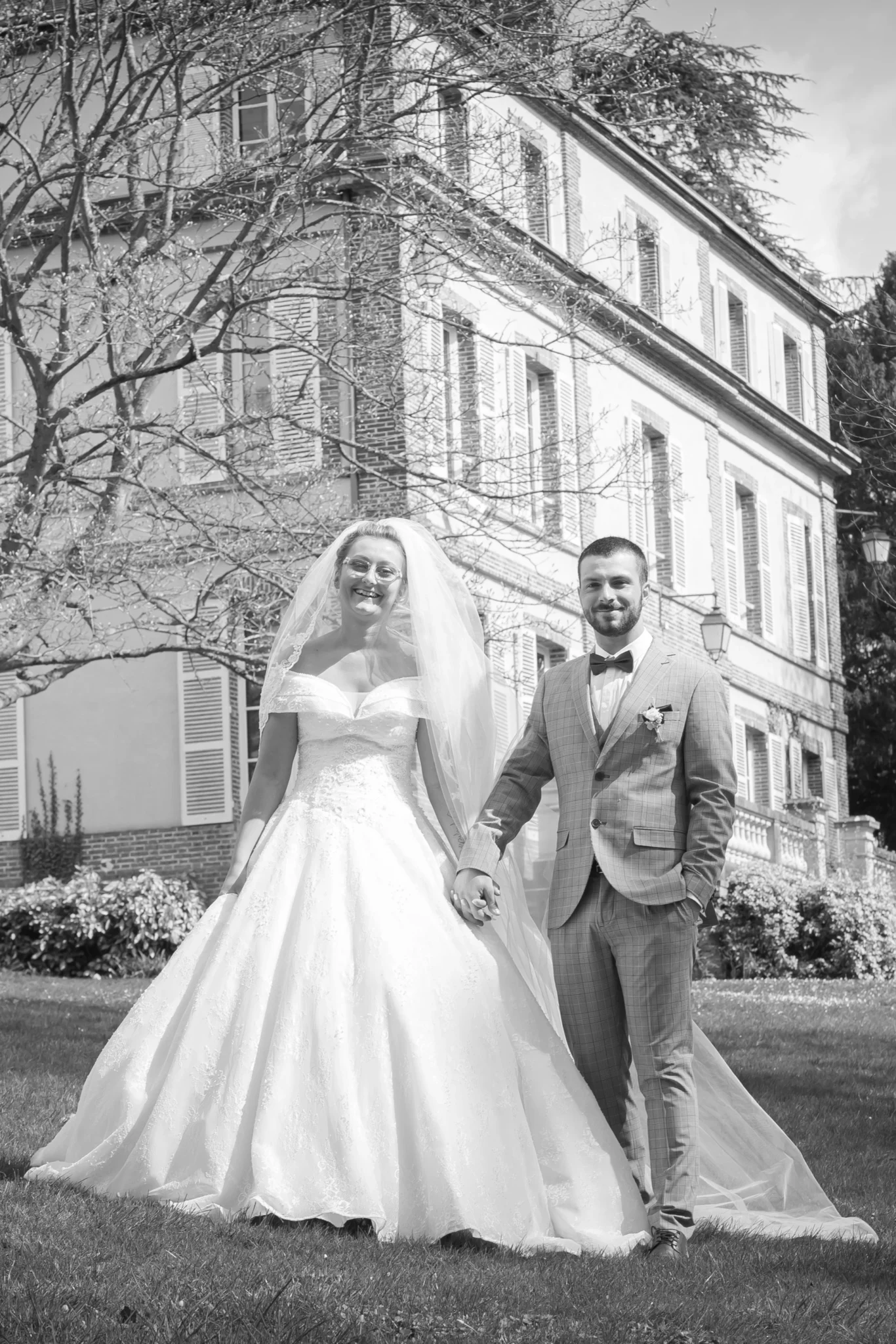 Mariés dans les jardins du château